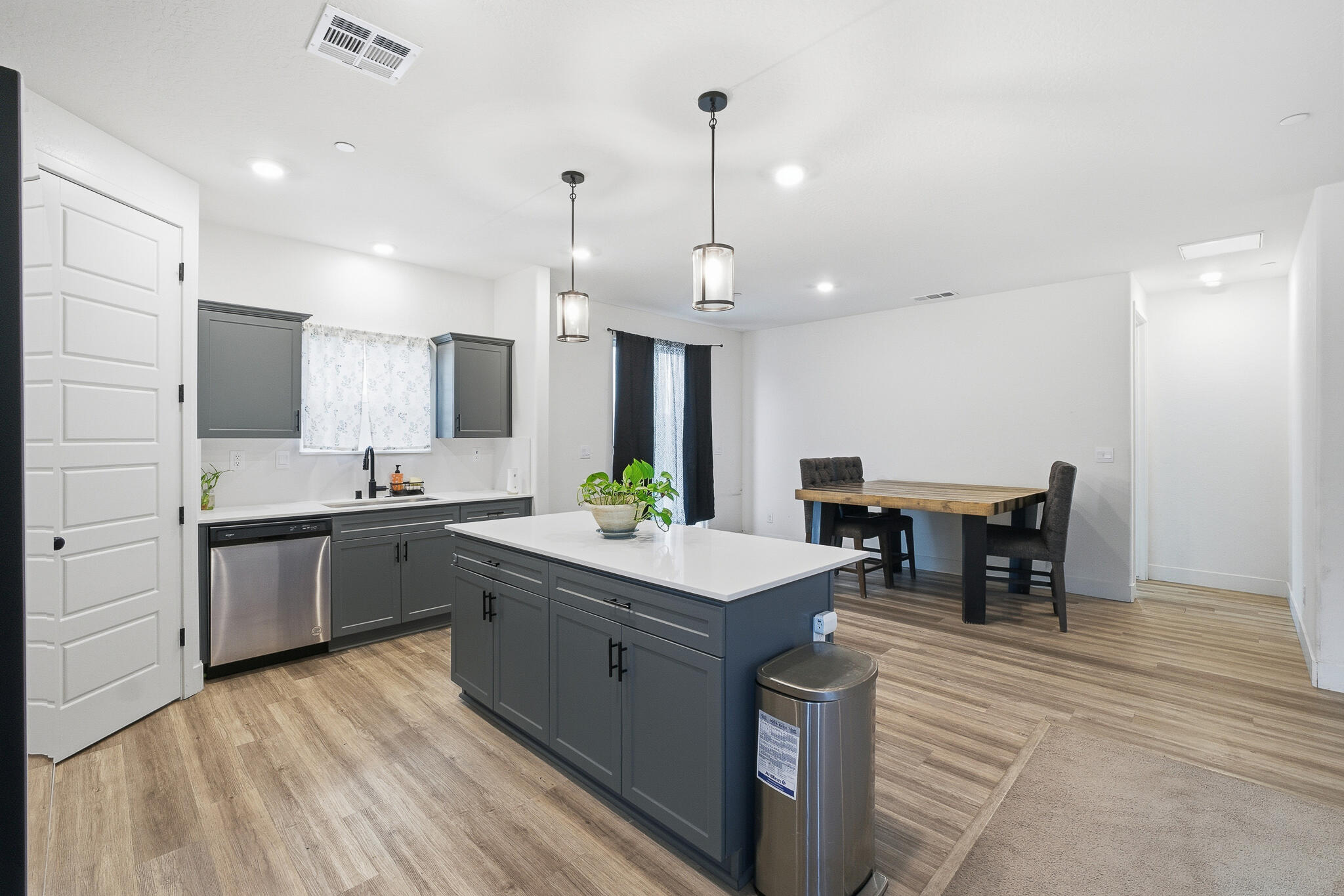 2824 S Cain St, Visalia, CA 93292