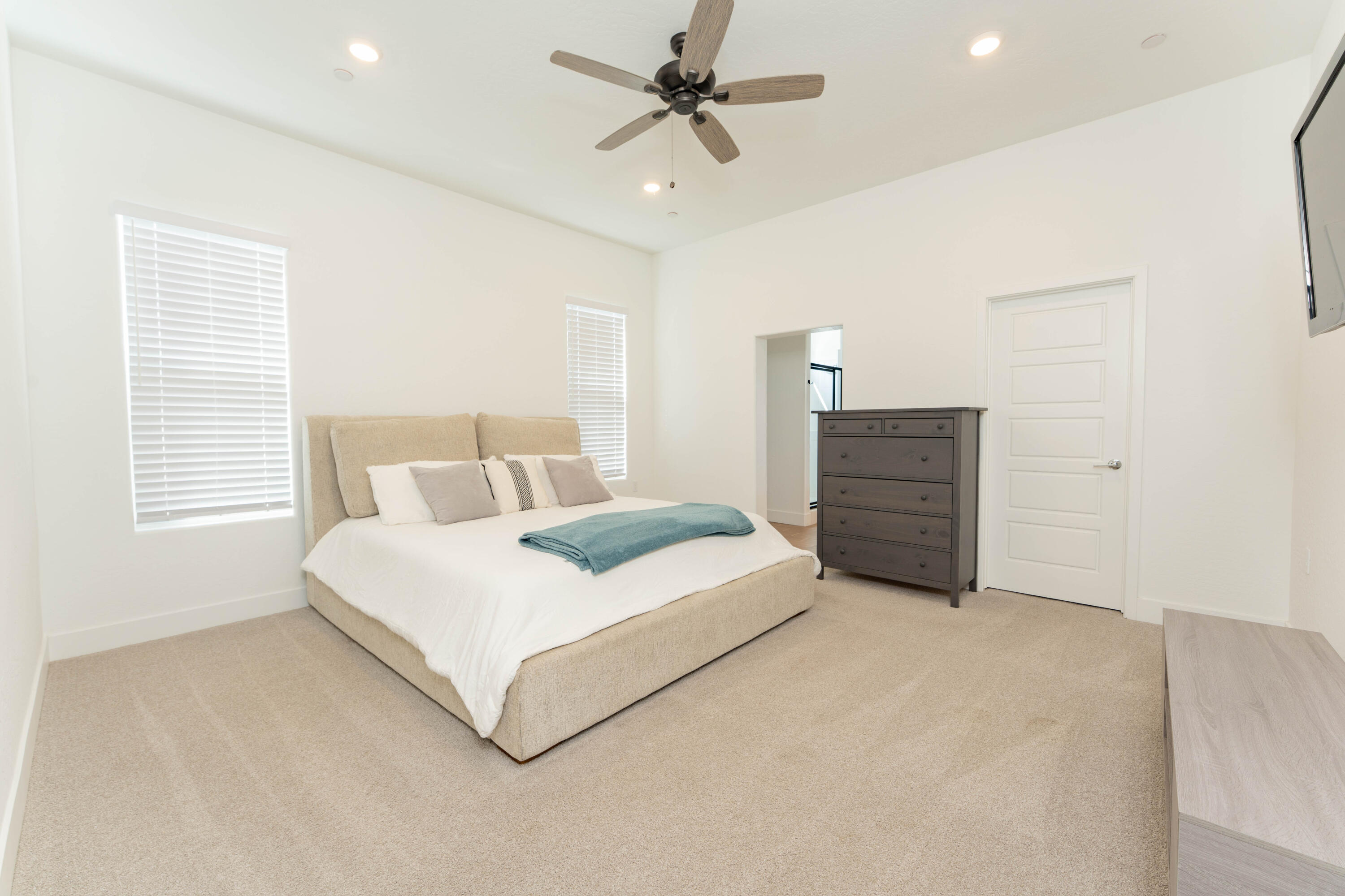 3811 N Santa Fe St, Visalia, CA 93292