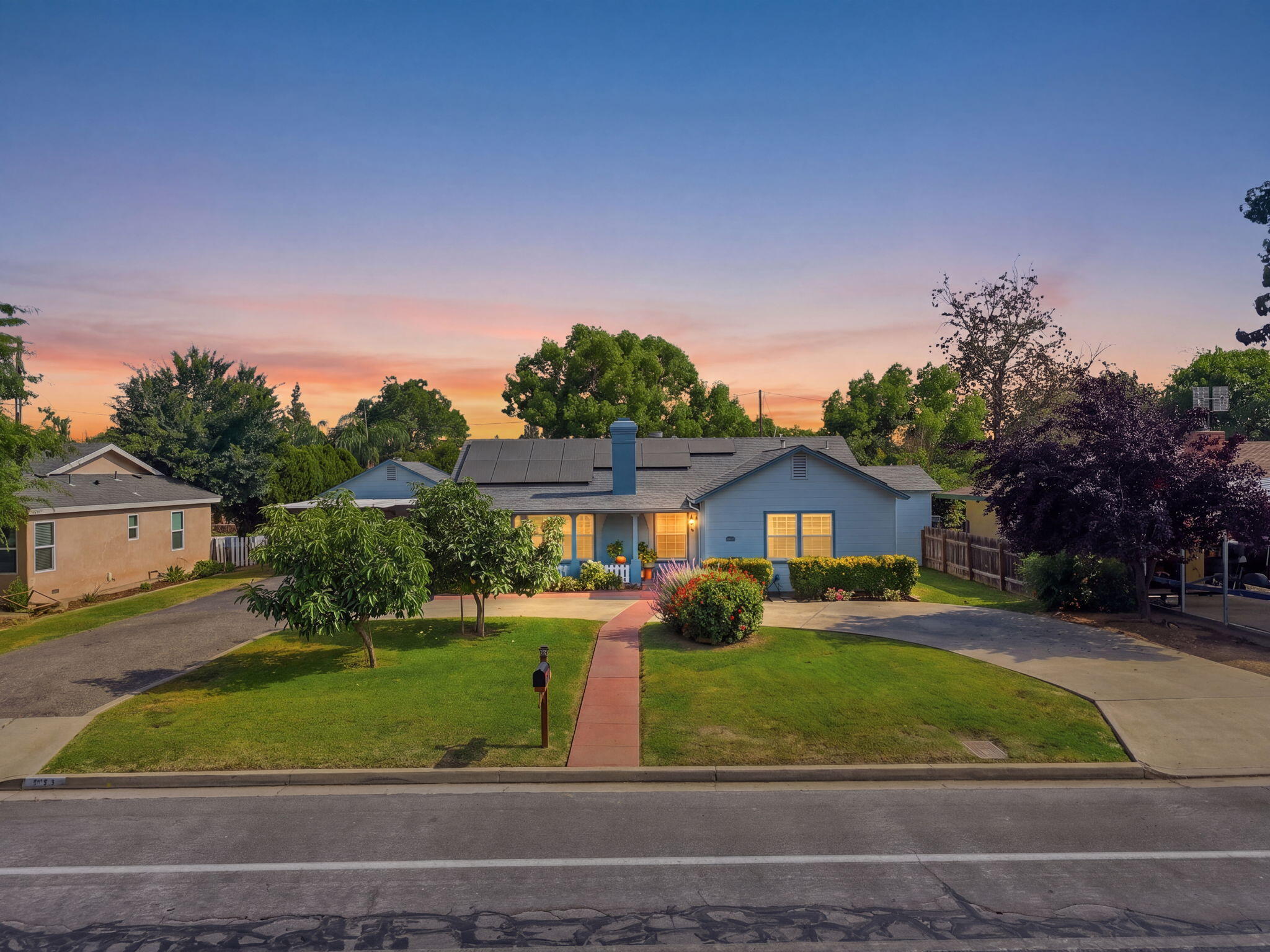 933 E Cross Ave, Tulare, CA 93274